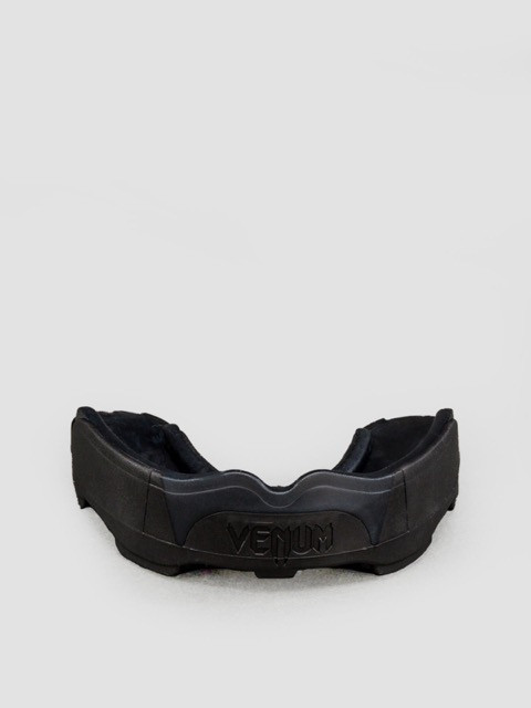 Капа боксерская Venum Predator Black/Black/Red
